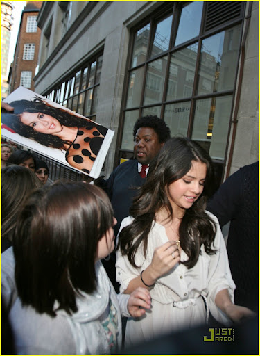 ©BAUER-GRIFFIN.COM
Fans go crazy for Selena Gomez as she arrives at BBC Radio 1.
NON-EXCLUSIVE April 11, 2010
Job: 100411L10 London, England
www.bauergriffin.com
www.bauergriffinonline.com