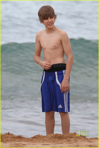 Justin bieber*<3 Justin-bieber-no-shirt-04