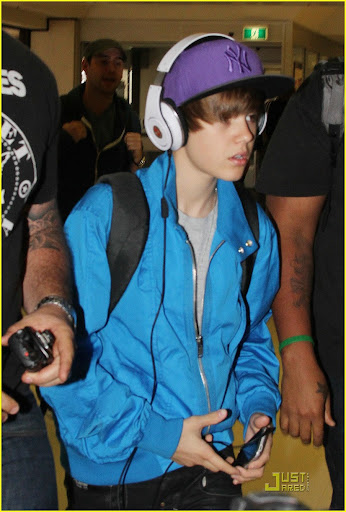 justin-bieber-auckland-arrival-02.jpg