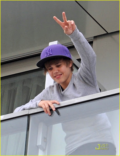 © BAUER-GRIFFIN.COM
***NO CANADA RIGHTS***
Justin Bieber arrives in Paris with heavy security around him as a slew of eager fans greet him at the airport and the Hotel Renaissance at the Arc de Triomphe. Once at the hotel Bieber emerges on the balcony of his room to wave down at fans.
NON-EXCLUSIVE April 29, 2010
Job: 68211EX Paris, France
www.bauergriffin.com
www.bauergriffinonline.com