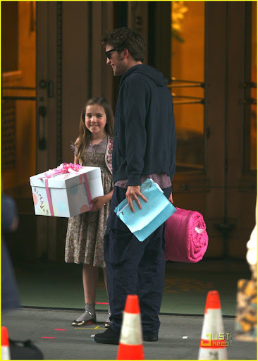 robert-pattinson-pink-sleeping-bag-06.jpg