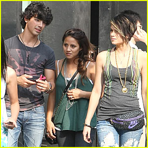 joe-jonas-backup-singers.jpg
