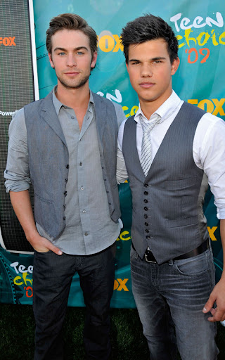 UNIVERSAL CITY, CA - AUGUST 09: Actors Chace Crawford and Taylor Lautner arrive at the Teen Choice Awards 2009 held at the Gibson Amphitheatre on August 9, 2009 in Universal City, California. (Photo by Kevin Mazur/WireImage) *** Local Caption *** Chace Crawford;Taylor Lautner
