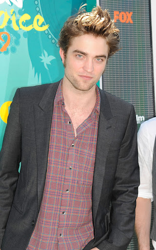 UNIVERSAL CITY, CA - AUGUST 09: Actor Robert Pattinson arrives at the 2009 Teen Choice Awards held at Gibson Amphitheatre on August 9, 2009 in Universal City, California. (Photo by Frazer Harrison/Getty Images) *** Local Caption *** Robert Pattinson