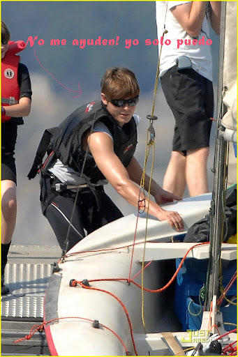 zac-efron-rocks-boat-02.jpg
