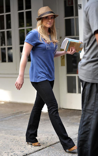 33009, NEW YORK, NEW YORK - Monday August 3 2009. Hilary Duff turns up bright and early for her first day on the "Gossip Girl" set. The former Disney star, who has signed on for a multi-episode appearance in the popular teen show, carried a Jodi Piccoult book as she made her way to her trailer. Photograph: PacificCoastNews.com**FEE MUST BE AGREED PRIOR TO USAGE***UK OFFICE:+44 131 557 7760/7761 US OFFICE:1 310 261 9676