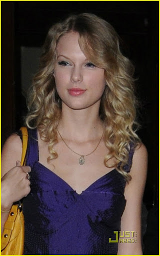 Taylor Swift leaves her hotel in london to go for dinner in trendy notting hill london uk <P> Pictured: Taylor Swift <B>Ref: SPL113359  200809   EXCLUSIVE</B><BR/> Picture by: Splash News<BR/> </P><P> <B>Splash News and Pictures</B><BR/> Los Angeles:	310-821-2666<BR/> New York:	212-619-2666<BR/> London:	870-934-2666<BR/> photodesk@splashnews.com<BR/> </P>