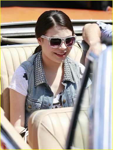 miranda-cosgrove-cadillac-cruisin09.jpg