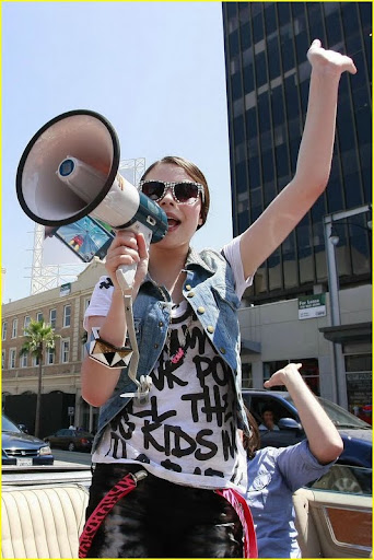 miranda-cosgrove-cadillac-cruisin15.jpg