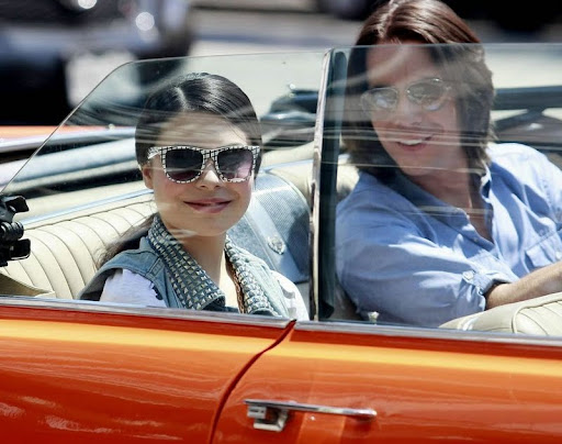 miranda-cosgrove-cadillac-cruisin01.jpg