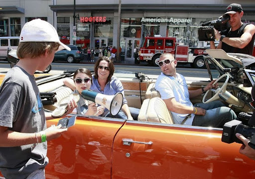 miranda-cosgrove-cadillac-cruisin16.jpg