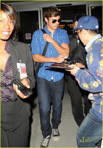zac-efron-vanessa-hudgens-vancouver-02.jpg