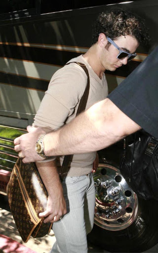 08-10-09 Beverly Hills, CA The Jonas Brothers, Nick Jonas, Joe Jonas and Kevin Jonas seen arriving and getting on their tour bus in Beverly Hills. Kevin is also sporting his Louis Vuitton man purse.... Non-Exclusive Pix by Flynet ©2009 818-307-4813 Nicolas 310-869-0177 Scott
