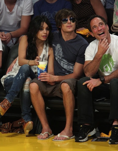 gallery_main-zac-efron-vanessa-hudgens-lakers-game-08162009-08.jpg