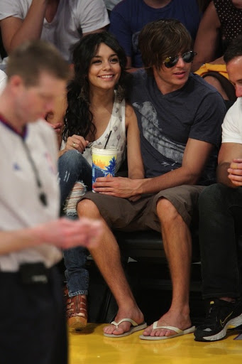 gallery_main-zac-efron-vanessa-hudgens-lakers-game-08162009-09.jpg