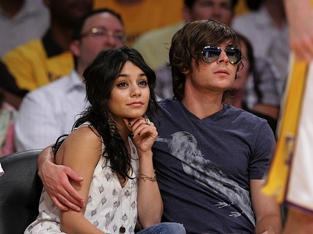 gallery_main-zac-efron-vanessa-hudgens-lakers-game-08162009-10.jpg