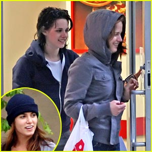 kristen-stewart-nikki-reed-dominos.jpg
