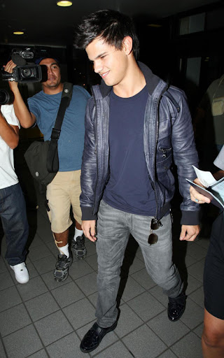 34453, LOS ANGELES, CALIFORNIA - Saturday 26th September 2009. Twilight star Taylor Lautner arrives at LAX airport wearing a leather jacket, as he passes through security to catch a departing flight. Photograph: Max Butterworth/Louise Barnsley/PacificCoastNews.com***FEE MUST BE AGREED PRIOR TO USAGE*** UK OFFICE: +44 131 557 7760/7761/7762 US OFFICE: + 1 310 261 9676