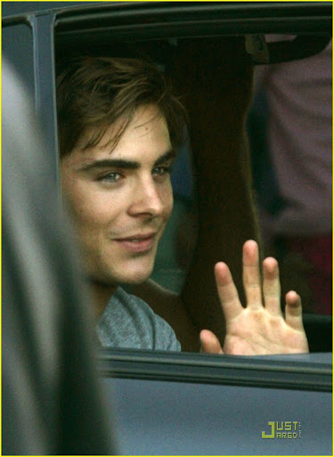 ©BAUER-GRIFFIN.COM Zac Efron waves to his adoring fans who line the streets as he continues to film his latest movie "The Life and Death of Charlie St Cloud" NON-EXCLUSIVE Sept 25th, 2009 Job: 90925NE1 Vancouver, Canada www.bauergriffin.com www.bauergriffinonline.com