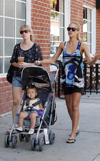 Jessica Alba and Honor Marie Warren out and about in Beverly Hills. <P> Pictured: Jessica Alba and Honor Marie Warren <P> <B>Ref: SPL127538  190909  </B><BR/> Picture by: Splash News<BR/> </P><P> <B>Splash News and Pictures</B><BR/> Los Angeles:	310-821-2666<BR/> New York:	212-619-2666<BR/> London:	870-934-2666<BR/> photodesk@splashnews.com<BR/> </P>