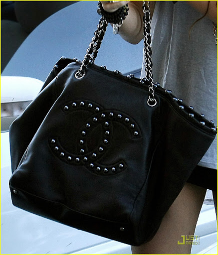 Miley Cyrus was all smiles as she left City Wok in Studio City, CA after lunching with her bff Mandy Jiroux. <P> Pictured: Miley Cyrus <B>Ref: SPL127795 210909 </B><BR/> Picture by: Ahmad Elatab / Splash News<BR/> </P><P> <B>Splash News and Pictures</B><BR/> Los Angeles: 310-821-2666<BR/> New York: 212-619-2666<BR/> London: 870-934-2666<BR/> photodesk@splashnews.com<BR/> </P>