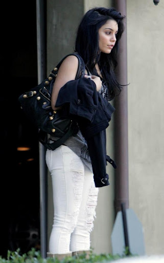 vanessa-hudgens-ripped-jeans-ravishing (7).JPG