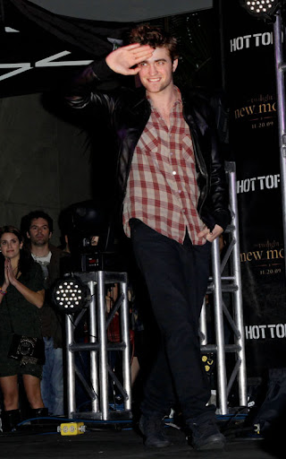 November 06, 2009: Robert Pattinson at the Twilight Saga 'New Moon' cast tour at Hollywood & Highland, Los Angeles, California. Credit: INFevents.com Ref.: infusla-64
