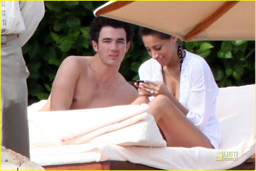 Kevin Jonas and his new wife, Danielle Deleasa, have a romantic honeymoon in Mexico.<P>Pictured: Kevin Jonas and new wife, Danielle Deleasa<P><B>Ref: SPL147326  211209   EXCLUSIVE</B><BR/>Picture by: Clasos.com / Splash News<BR/></P><P><B>Splash News and Pictures</B><BR/>Los Angeles:	310-821-2666<BR/>New York:	212-619-2666<BR/>London:	870-934-2666<BR/>photodesk@splashnews.com<BR/></P>” width=”512″ height=”342″ class=”pie-img”/></p>
</div>
<div class=