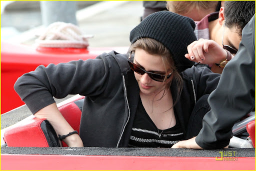 Kristen Stewart and Taylor Lautner are seen boarding a jet boat for a Sydney Harbour joy ride.<P>Pictured: Kristen Stewart<P><B>Ref: SPL183942  300510  </B><BR/>Picture by:  Splash News<BR/></P><P><B>Splash News and Pictures</B><BR/>Los Angeles:?310-821-2666<BR/>New York:?212-619-2666<BR/>London:?870-934-2666<BR/>photodesk@splashnews.com<BR/></P>” width=”512″ height=”342″ class=”pie-img”/></p>
</div>
<div class=