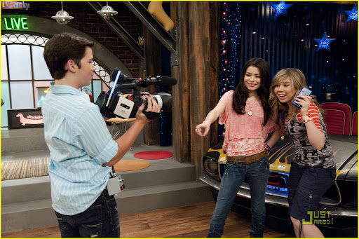 iCARLY 301
iGot a Hot Room
Miranda Cosgrove (Carly Shay),
Jennette McCurdy (Sam Puckett) and Nathan Kress (Freddie Benson) in
iCarly on
Nickelodeon.
Photo Credit: Lisa Rose/Nickelodeon.
©2010 Viacom
International,Inc.
All Rights Reserved