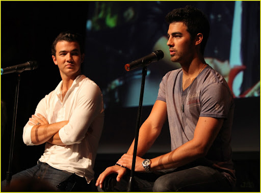 CHICAGO - AUGUST 05: Musicians Kevin Jonas and Joe Jonas attend the press conference at the House of Blues on August 5, 2010 in Chicago, Illinois. (Photo by Barry Brecheisen/Getty Images)