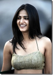 Telugu Actress Anushka Shetty looking sexy in Saree.. (3)