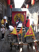 押镖三大件——<br />
镖车，镖箱，镖旗