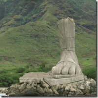 Four-Toed-Statue