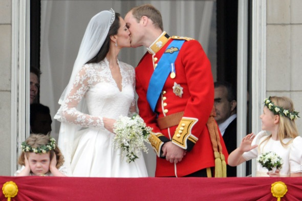 [princewilliamkatemiddletonkissbrides[2].jpg]