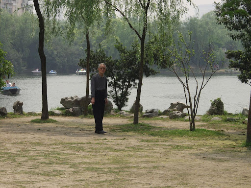 http://lh3.ggpht.com/_64dWVI79Qu4/SAn_bIQBEEI/AAAAAAAABN0/ws3xB9aroi0/Back-walk-grand-pa.jpg