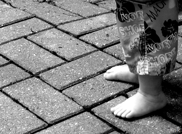 [Monochrome Bricks with feet[8].jpg]