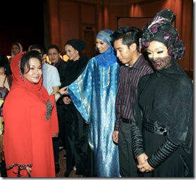 DATIN SERI ROSMAH (kiri) selaku penaung IFF bertemu peragawati IFF