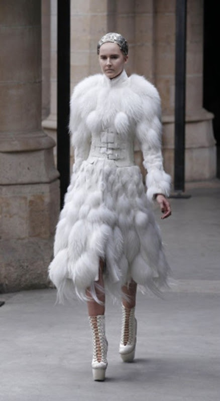 McQueen FallWinter 2011 Sarah Burton Turns Out Royal Wedding-Worthy Collection (PHOTOS) - Mozilla Firefox 4182011 121645 PM.bmp