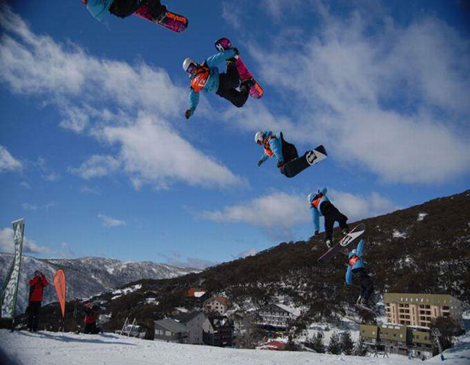 Great Burst-Mode Photography: Ice Skating, Diving, Skateboarding, Biking, Paragliding, Skiing