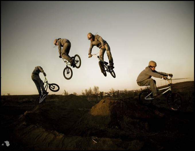 Great Burst-Mode Photography: Ice Skating, Diving, Skateboarding, Biking, Paragliding, Skiing