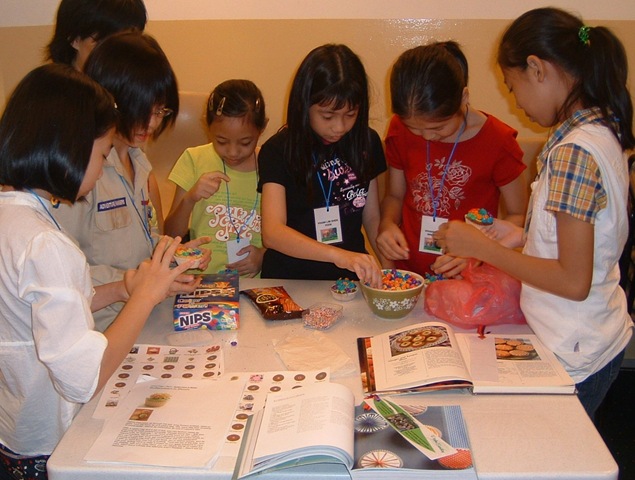 [JCMD04Girlsdecorating6.jpg]