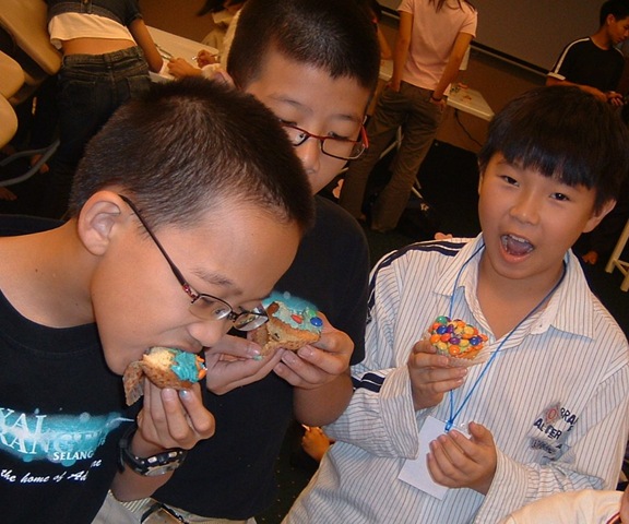 [JCMD093boyseatcake7.jpg]