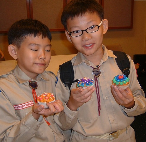 [JCMD102bros3cupcakes4.jpg]