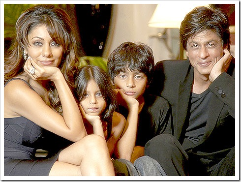 Shahrukh khan with his family at his home Mannat 1 Shahrukh khan with his family at his home Mannat 1