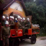 Der alte Tragkraftspritzenwagen vor dem alten Zeughaus mit einem Teil der damaligen Mannschaft