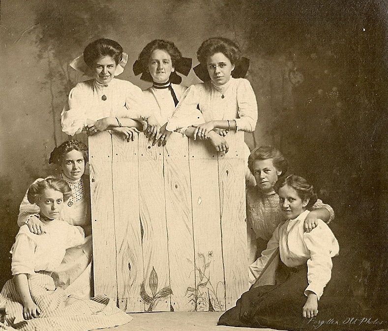 [Extra seven girls and a fence[10].jpg]