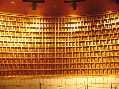 [13. ushiku daibutsu interior parede de budas[7].jpg]