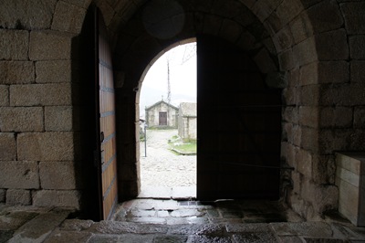 [Belmonte - capela de santo antonio vista a partir da porta do castelo[4].jpg]