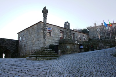 [sortelha - pelourinho e ao fundo casa da camara e cadeia[5].jpg]